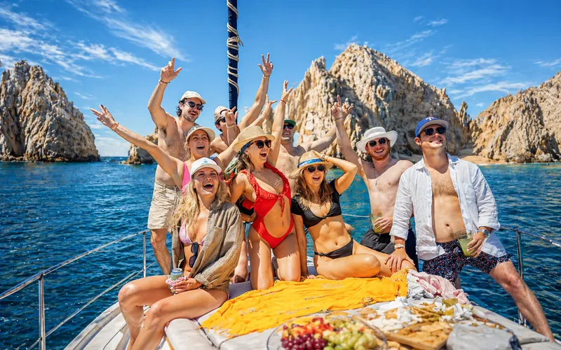 Brindis en una aventura costera soleada